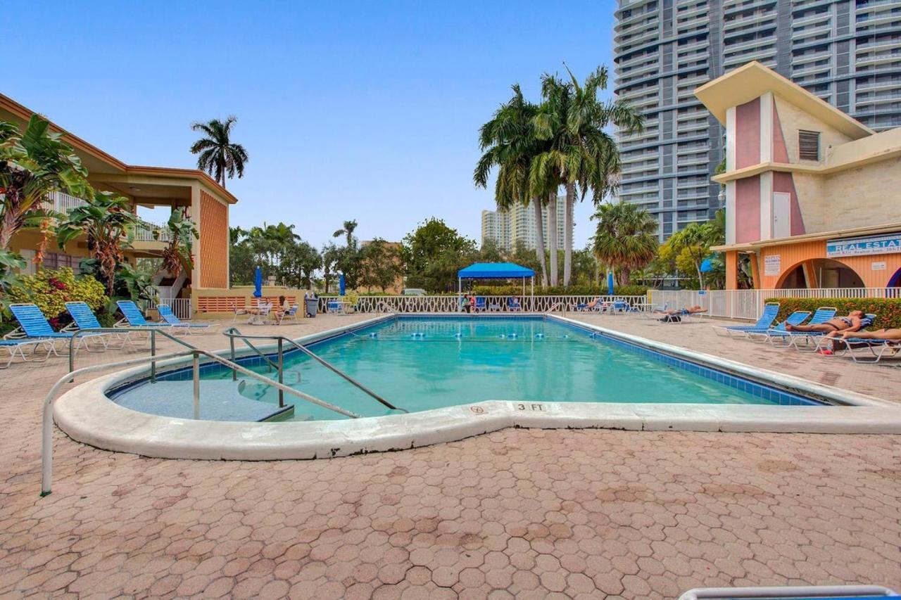 Private Hallandale Beach Studio Wbath Walking Distance To The Beach Pool Free Parking Εξωτερικό φωτογραφία