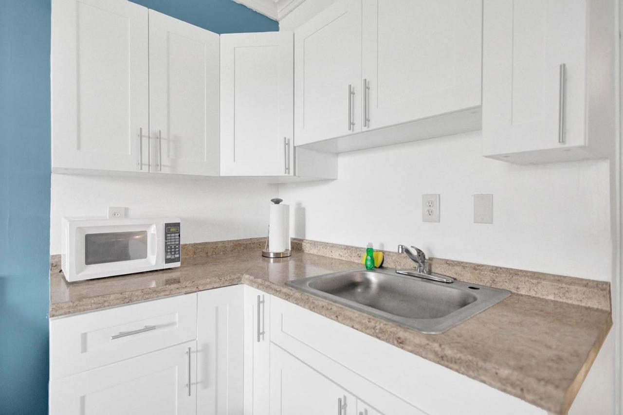 Private Hallandale Beach Studio Wbath Walking Distance To The Beach Pool Free Parking Εξωτερικό φωτογραφία