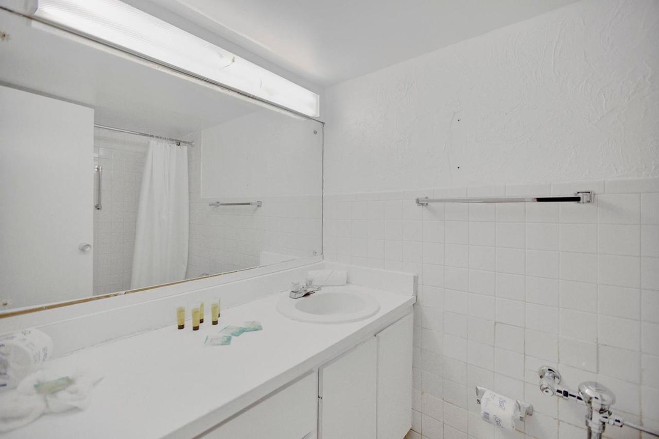 Private Hallandale Beach Studio Wbath Walking Distance To The Beach Pool Free Parking Εξωτερικό φωτογραφία
