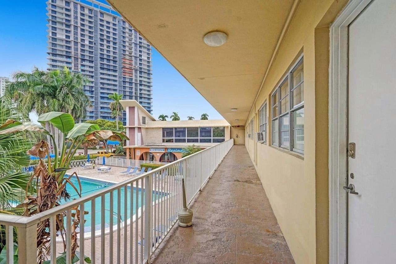 Private Hallandale Beach Studio Wbath Walking Distance To The Beach Pool Free Parking Εξωτερικό φωτογραφία