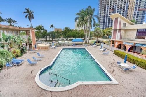 Private Hallandale Beach Studio Wbath Walking Distance To The Beach Pool Free Parking Εξωτερικό φωτογραφία
