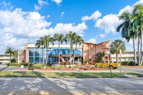 Private Hallandale Beach Studio Wbath Walking Distance To The Beach Pool Free Parking Εξωτερικό φωτογραφία